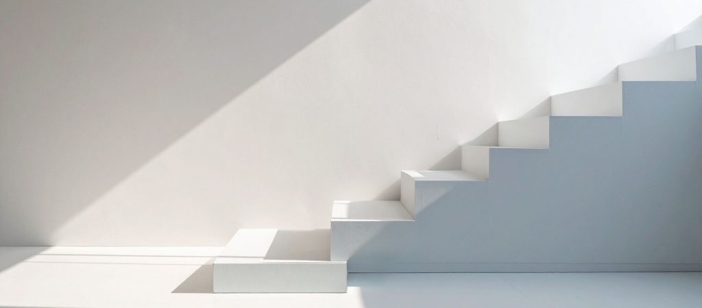 Abstrakte Architektur mit Stufen und Licht als Symbol für Entwicklung und Struktur