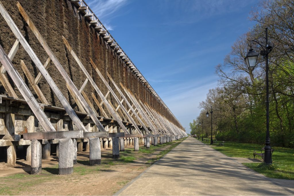 'Gradierwerk im Kurpark von Bad Staffelstein mit Sole und Holzstruktur
