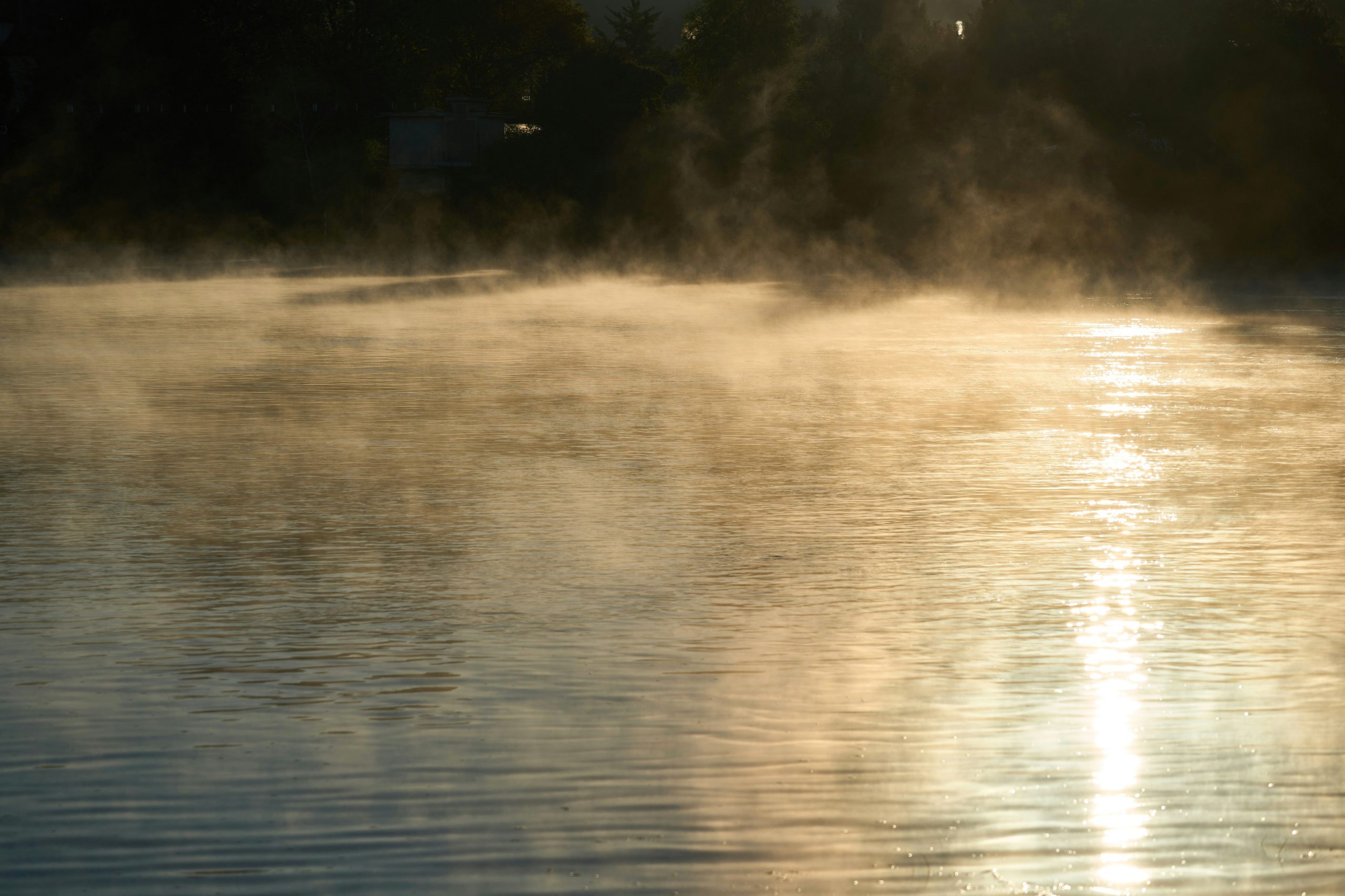 Ruhiges Gewässer im Morgenlicht, über dem feiner Dampf aufsteigt. Das Bild steht sinnbildlich für Ruhe, Regeneration und die Kurtradition am Obermain – ohne konkrete Orte oder Einrichtungen zu zeigen.