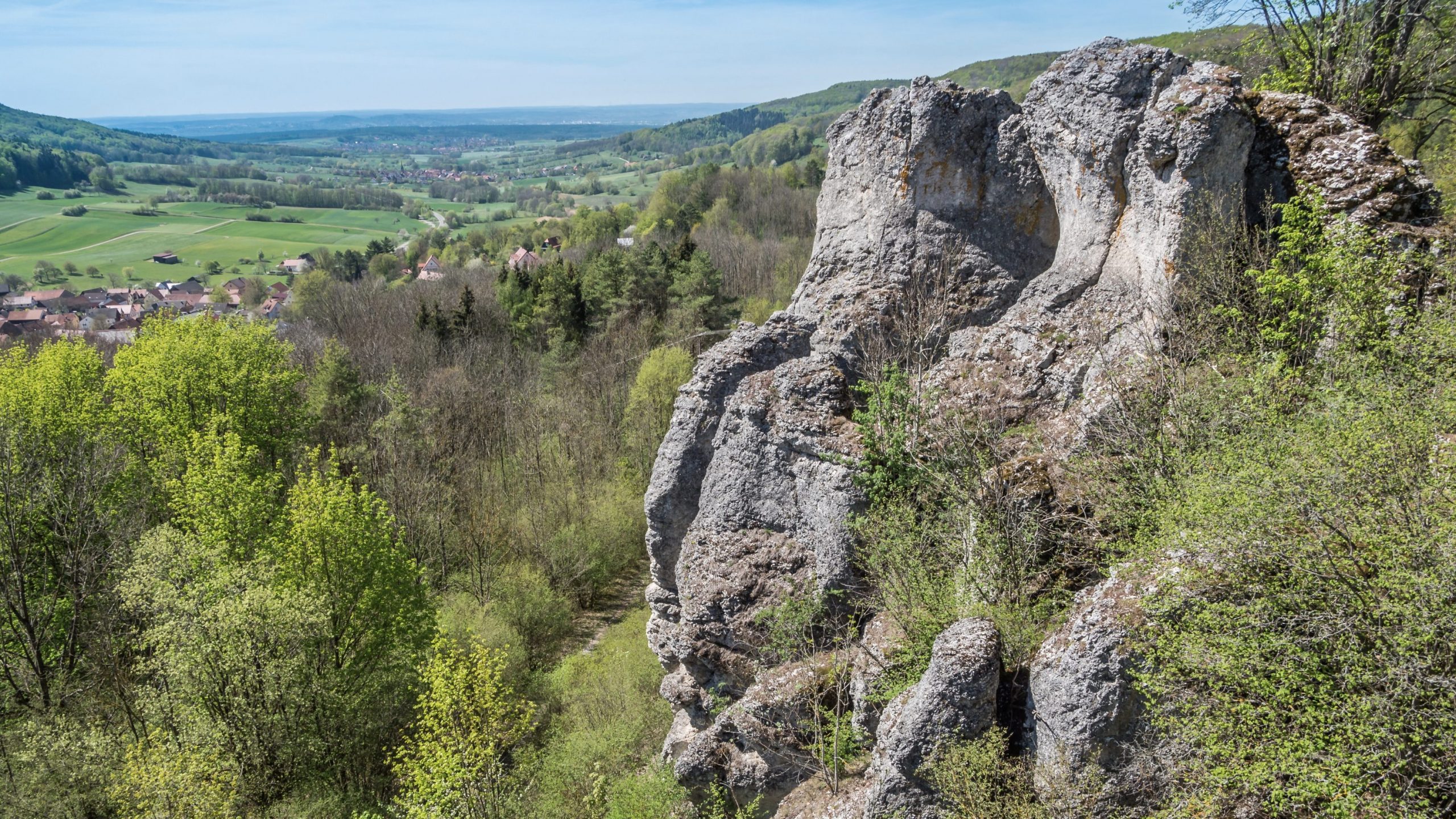 Felsformation am Staffelberg mit Blick über das Maintal, entstanden aus widerstandsfähigen Jurakalken.