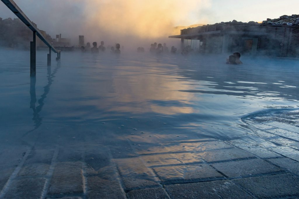 Winterliches Außenbecken mit warmem Solewasser und aufsteigendem Dampf