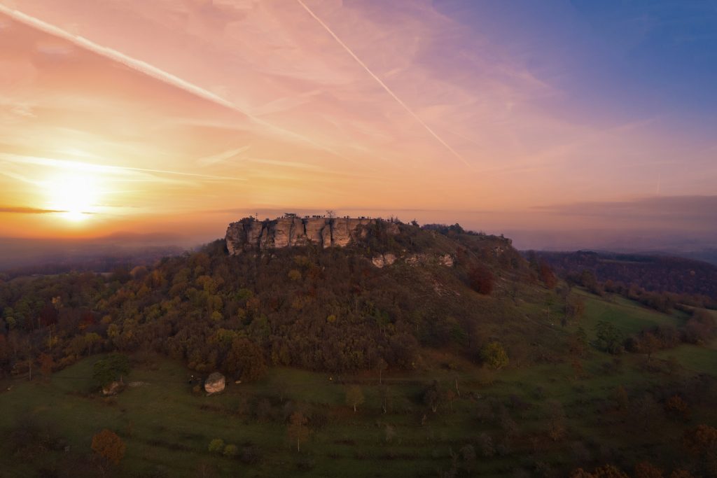 Staffelberg bei Bad Staffelstein im Abendlicht als Schauplatz der fränkischen Sage der Querkela