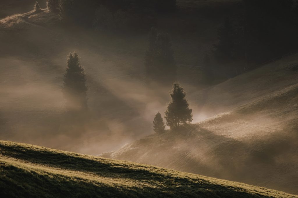 Warme Lichtstimmung über hügeliger Landschaft als Symbol für Mythen und Sagen am Obermain
