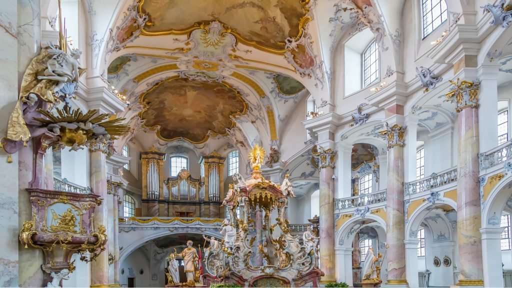 Innenraum der Basilika Vierzehnheiligen bei Bad Staffelstein mit dem Gnadenaltar der Vierzehn Nothelfer