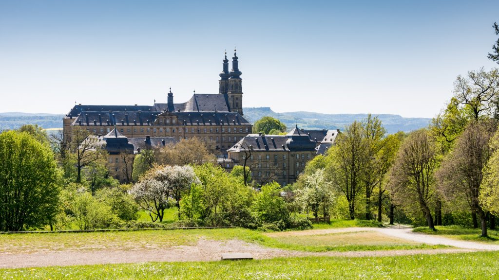 Kloster Banz bei Bad Staffelstein über der Landschaft des Obermaintals