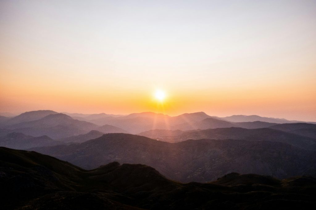 Sonnenaufgang über mehreren Bergketten zeigt die besondere Wirkunf von Höhe und Landschaft.