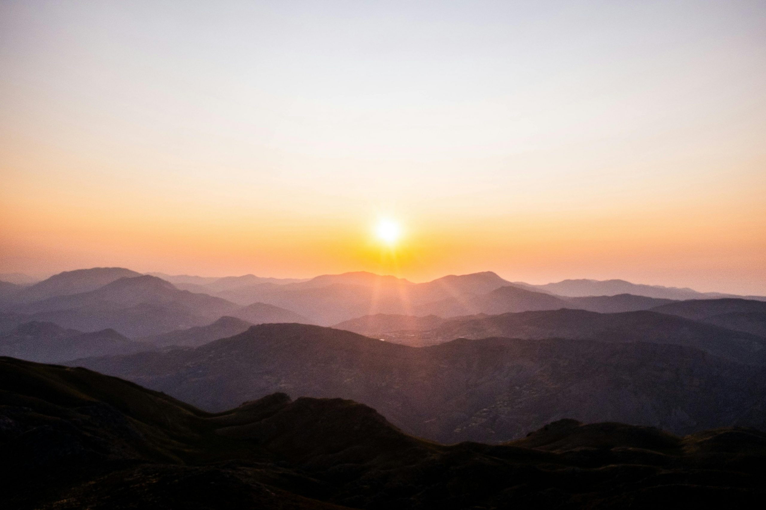 Sonnenaufgang über mehreren Bergketten zeigt die besondere Wirkunf von Höhe und Landschaft.