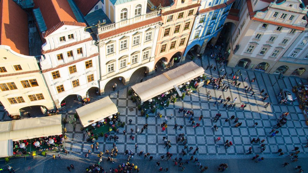 Stadtplatz mit Menschen aus der Luft als Beispiel für demografische Struktur und Nachfrage in Städten