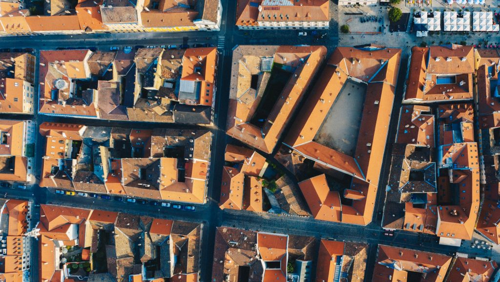 Stadtstruktur aus der Luft als Beispiel für räumliche Infrastruktur und Systemlogik im Tourismus