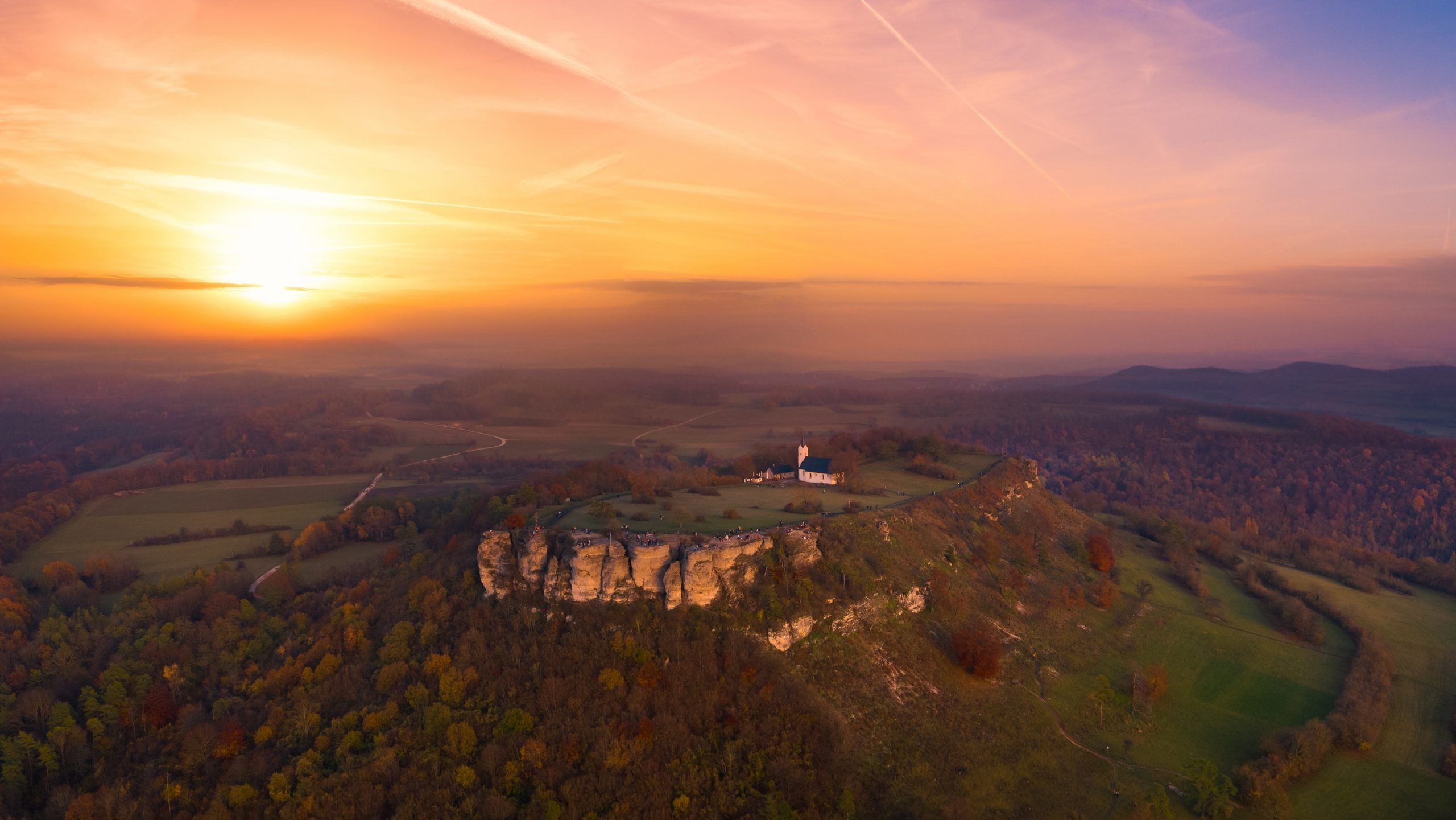 Der Staffelberg bei Bad Staffelstein im Abendlicht als Schauplatz fränkischer Sagen