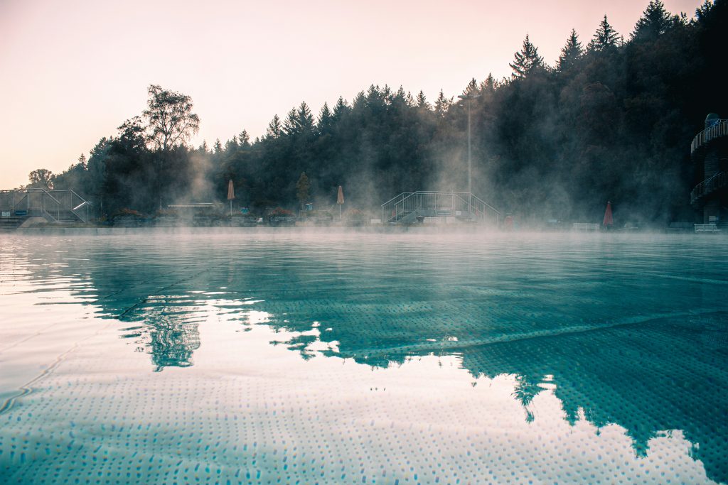 Thermalbad in natürlicher Umgebung als Beispiel für eine Gesundheitsdestination im Tourismus.