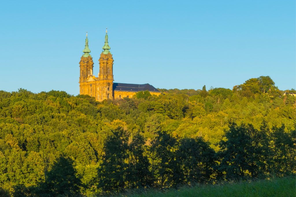 Basilika Vierzehnheiligen bei Bad Staffelstein im warmen Abendlicht über dem Maintal