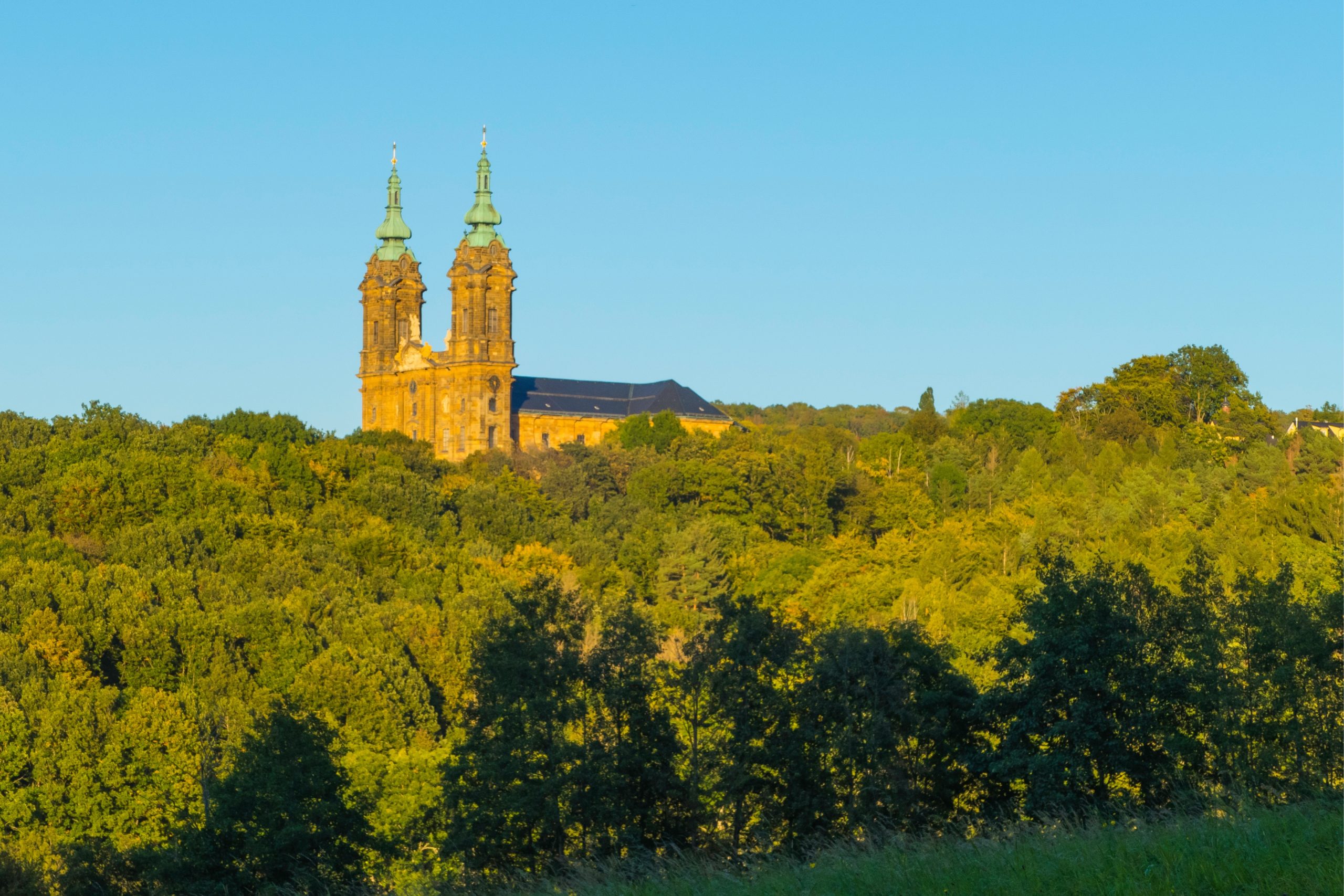 Basilika Vierzehnheiligen bei Bad Staffelstein im warmen Abendlicht über dem Maintal