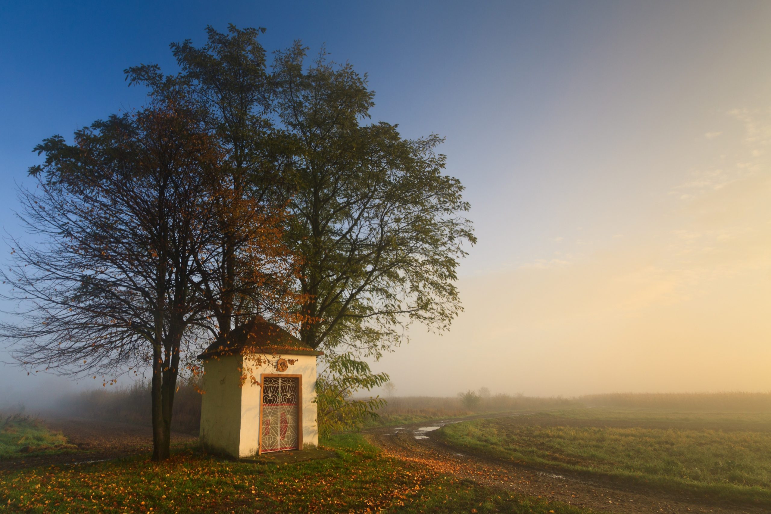 Kapelle im Nebel am Obermain als Symbol für Glaube und Aberglaube