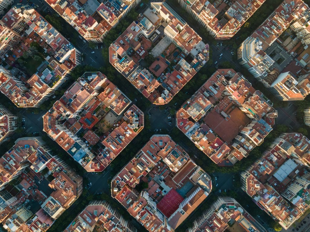Barcelona aus der Vogelperspektive mit klarer Blockstruktur als Beispiel für ein strategisches Signature Produkt