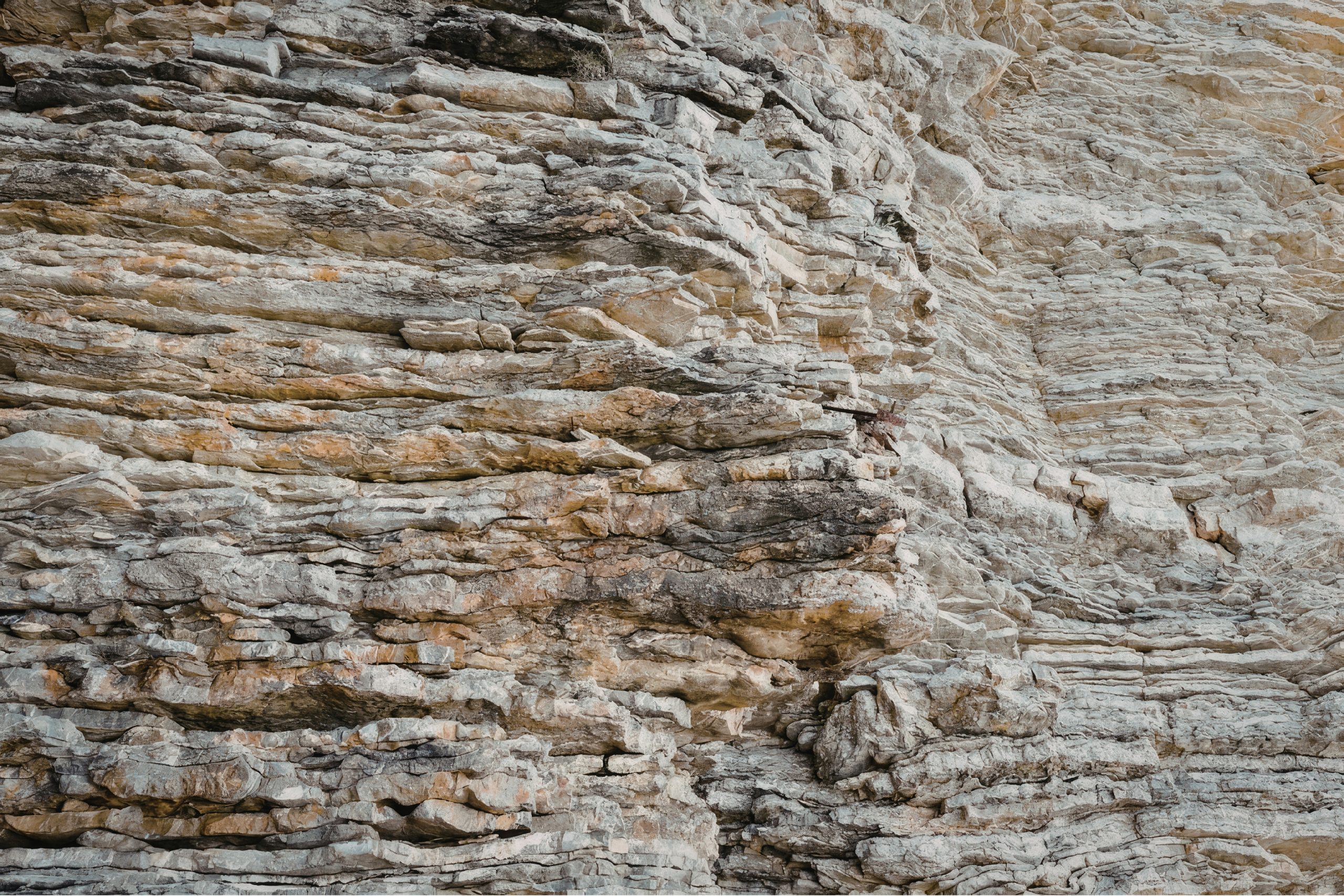 Geologische Schichtung im Kalkstein des Jura am Obermain mit klar erkennbaren Sedimentlagen