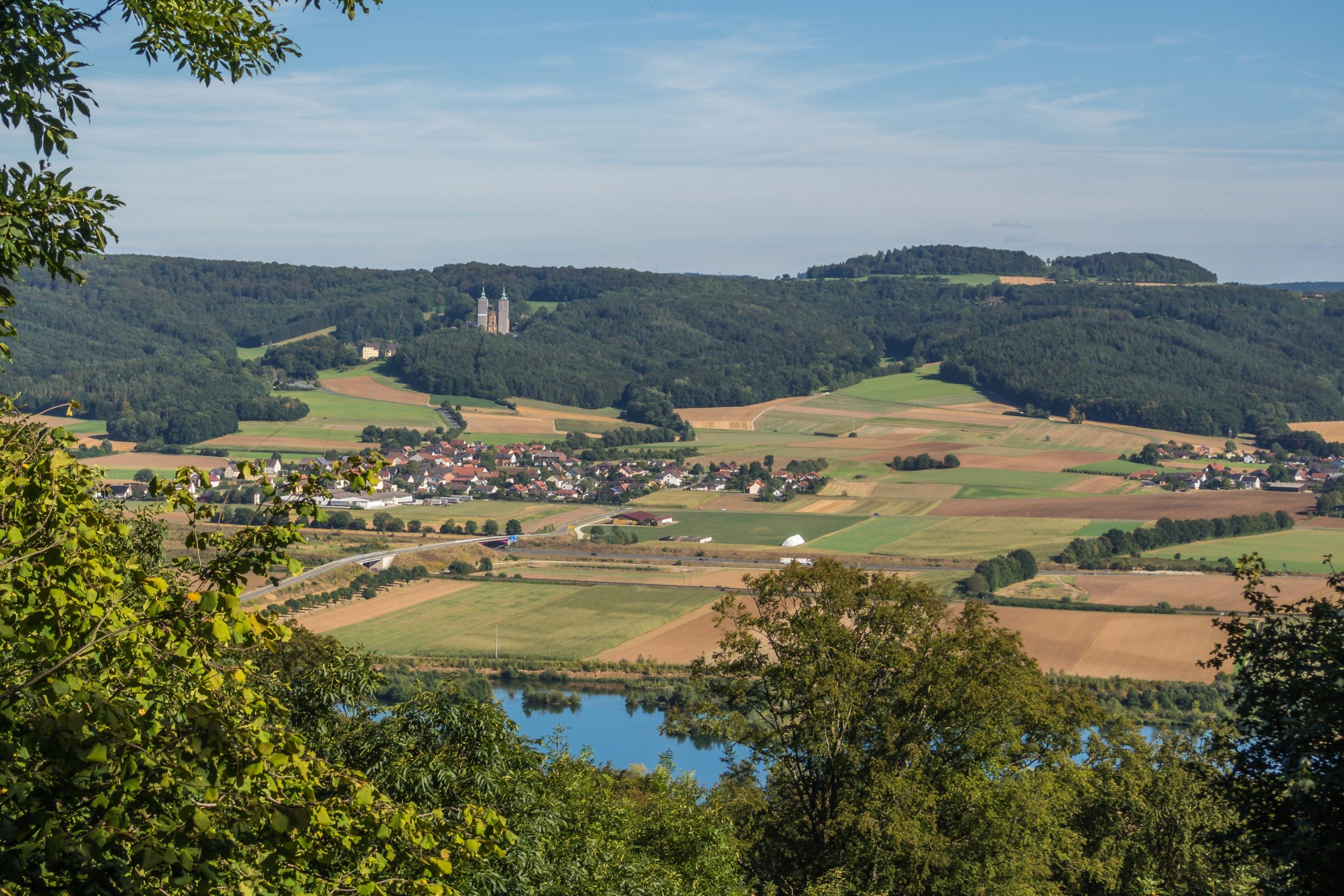 Blick über das Maintal bei Bad Staffelstein mit Basilika Vierzehnheiligen und strukturierter Landschaft