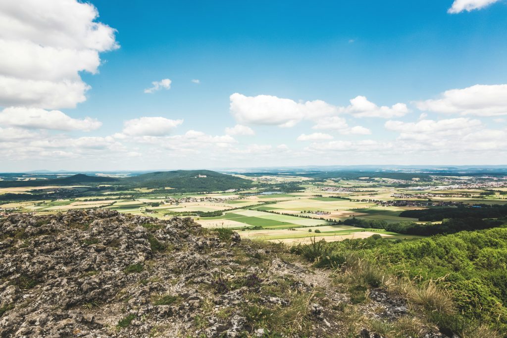 Panoramablick über den Gottesgarten am Obermain mit Staffelberg und Maintal