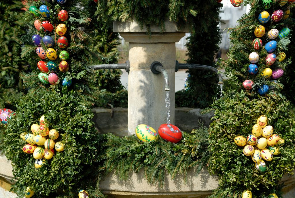 Osterbrunnen in Franken mit geschmücktem Dorfbrunnen und bemalten Ostereiern im Frühling