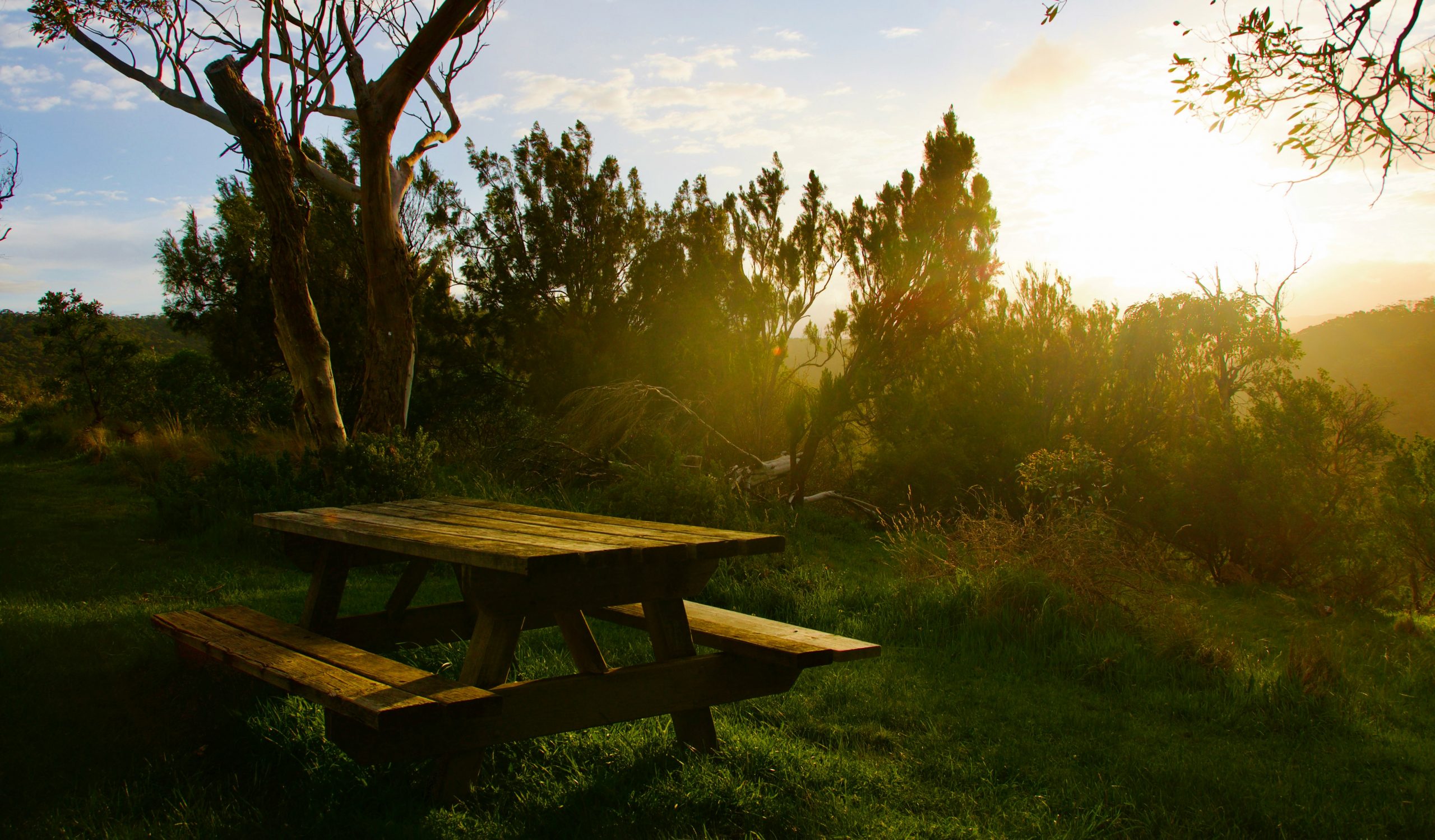 Holzbank mit Tisch an einem ruhigen Aussichtspunkt in der Landschaft am Obermain