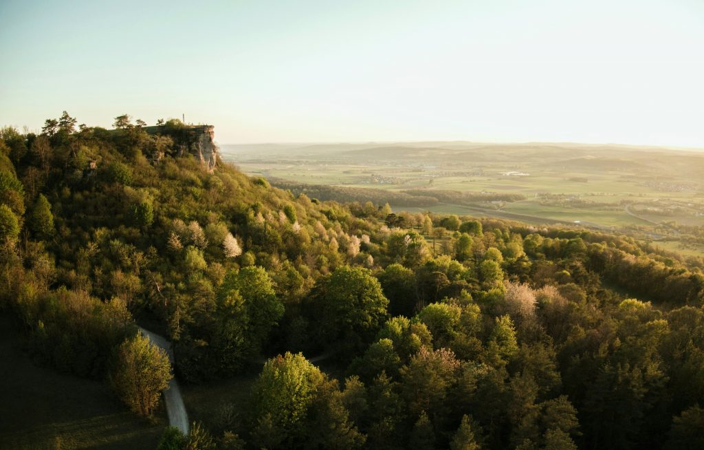 Staffelberg mit markantem Plateau über dem Maintal bei Bad Staffelstein