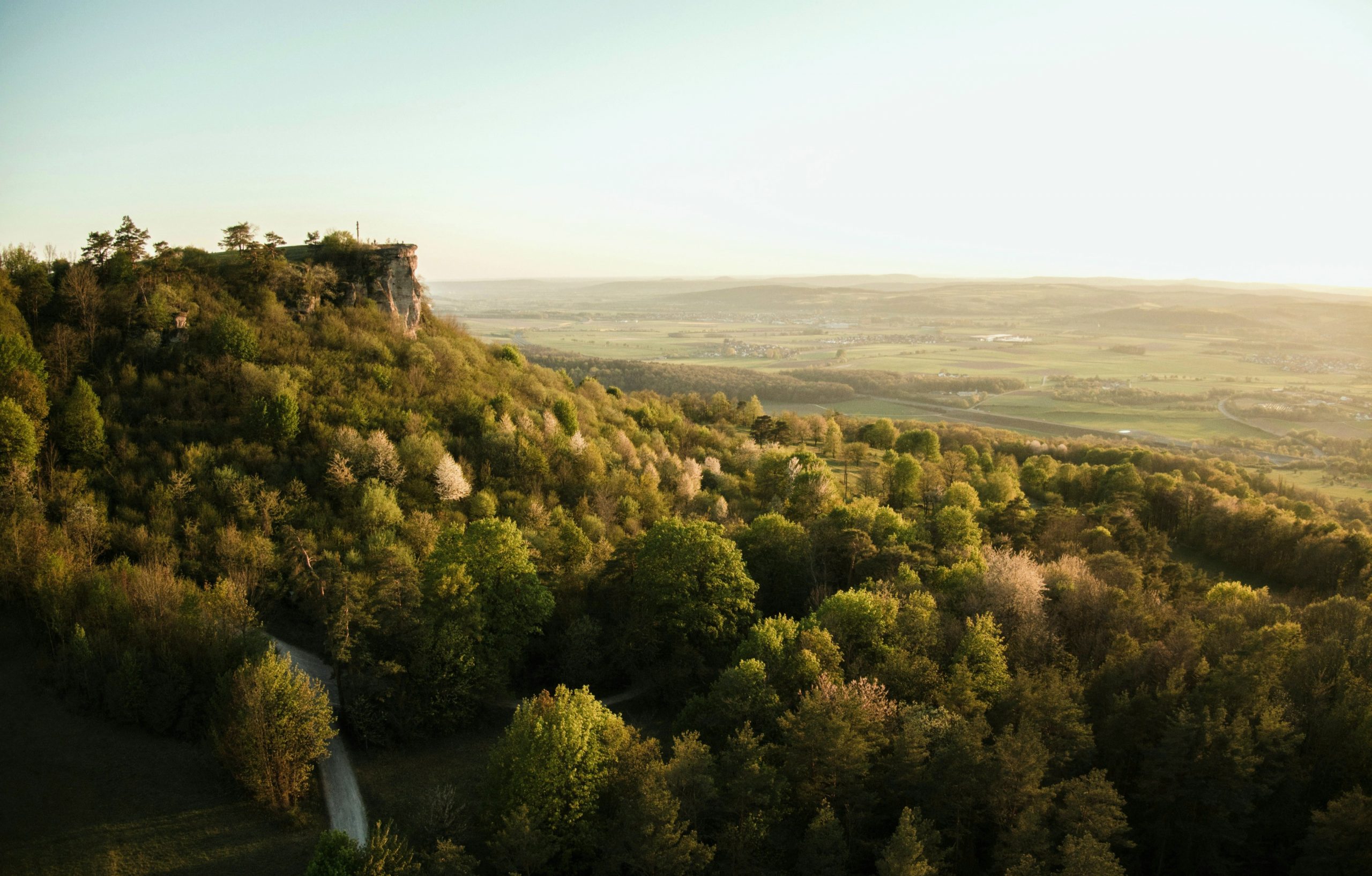 Staffelberg mit markantem Plateau über dem Maintal bei Bad Staffelstein