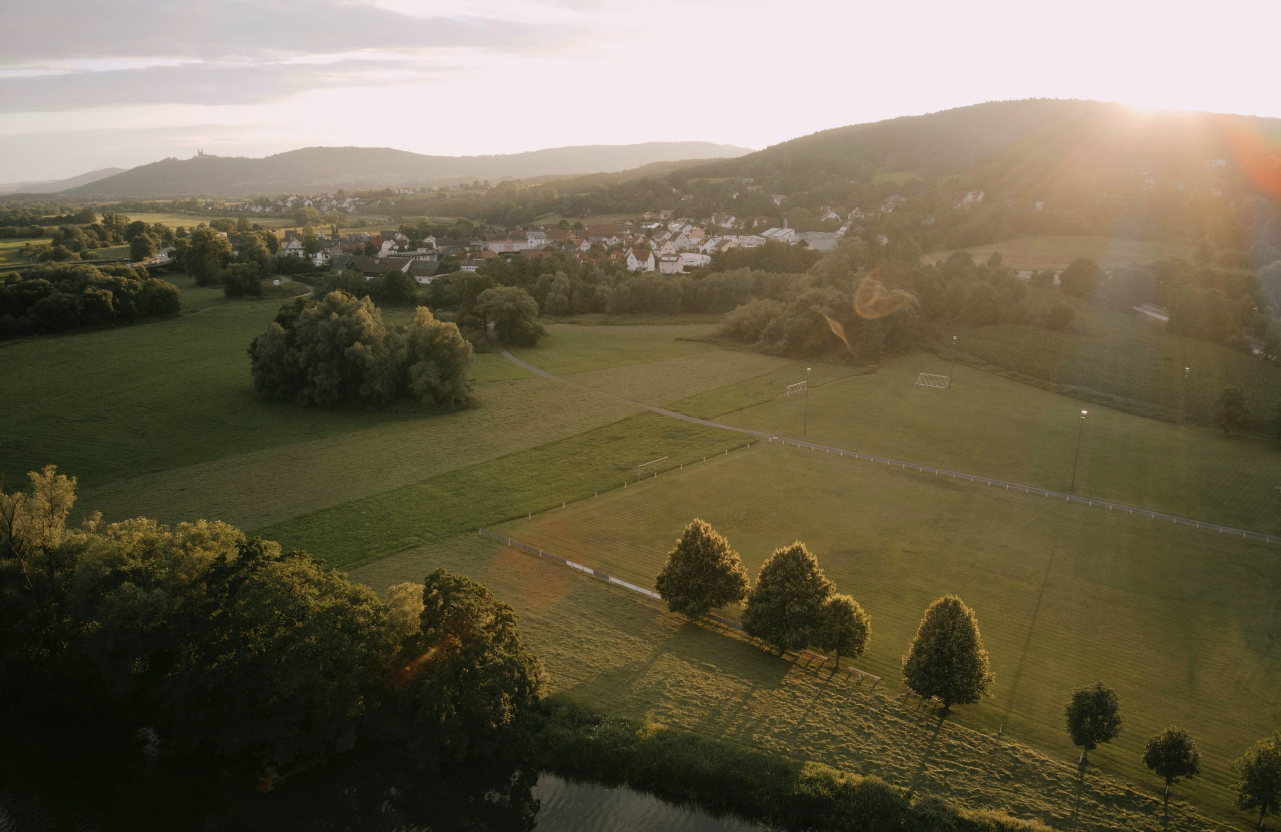 Blick über die Kulturlandschaft am Obermain mit Dorf, Wiesen und sanften Hügeln im Abendlicht