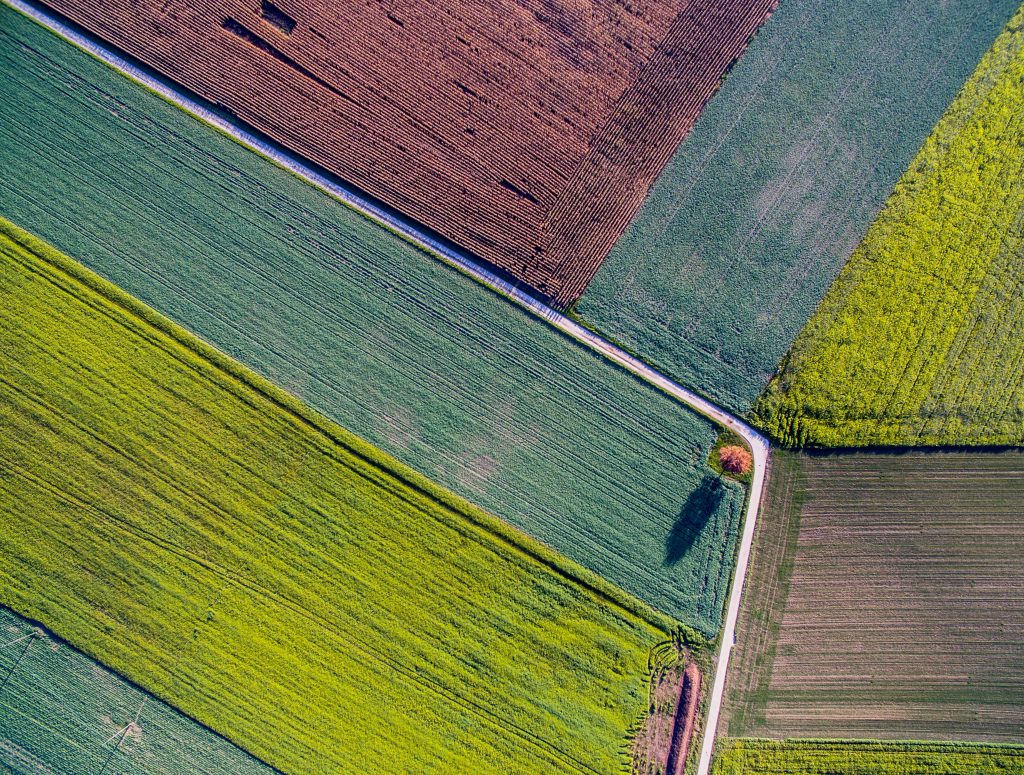 Luftaufnahme strukturierter Landschaft als Symbol für die strategische Vorphase kommunaler Tourismusprojekte